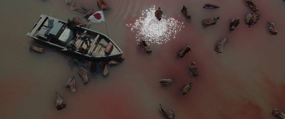 영화 '난징사진관'에서 일본군에 의해 학살된 중국인 시신들로 강이 붉게 물든 장면. 사진 콘텐츠존