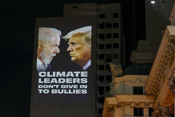 COP30 개최국인 브라질 수도 리우데자네이루에서 기후변화 대응에 참여하지 않는 트럼프 미국 대통령을 비판하는 현수막이 걸려 있다. AFP=연합뉴스