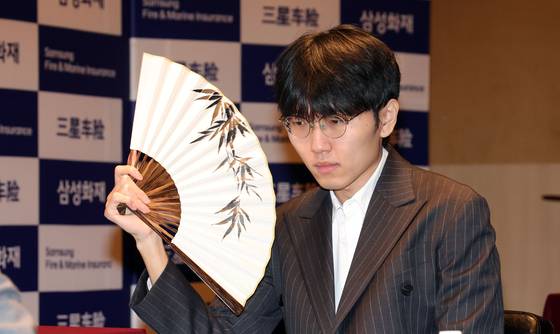 9일 제주도 휘닉스 아일랜드에서 열린 2025 삼성화재배 32강전에서 신진서 9단이 중국 강호 리친청 9단을 완파하고 16강에 선착했다. 사진은 대국 직전 정신을 집중하고 있는 신진서 9단. 강정현 기자