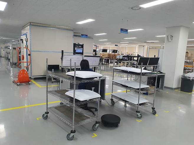 한 직원이 평판 안테나 최종 검사를 하고 있다. 평택=윤현주 기자