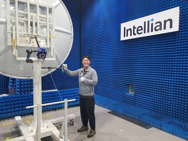 김대영 사원이 안테나 송수신 RF 특성을 시험하고 있다. 평택=윤현주 기자