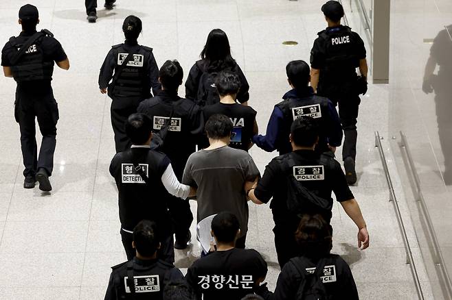 캄보디아에서 범죄에 가담했다 구금됐던 한국인 64명이 지난 10월 18일 인천국제공항을 통해 송환되고 있다. 문재원 기자
