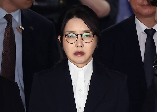 Former First Lady Kim Keon Hee leaves the Seoul Central District Court in Seocho District, southern Seoul, after her pretrial detention hearing ends in the afternoon on Aug. 12. [NEWS1]