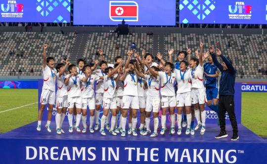 2025 U-17 여자 월드컵 우승 트로피를 들어올리는 북한 U-17 여자 축구 대표팀 선수들. 사진[EPA=연합뉴스]