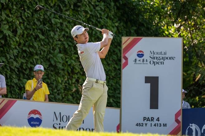 왕정훈이 8일 열린 아시안투어 인터내셔널시리즈 마오타이 싱가포르 오픈 3라운드에서 티샷한 공을 바라보고 있다. 아시안투어