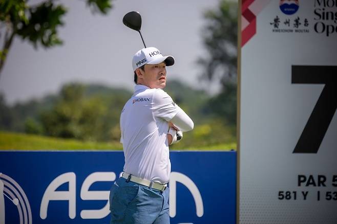 김비오가 8일 열린 아시안투어 인터내셔널시리즈 마오타이 싱가포르 오픈 3라운드에서 티샷한 공을 바라보고 있다. 아시안투어