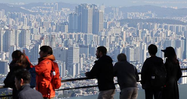 10·15 부동산 대책이 시행되고 아파트 매수 심리가 2개월여 만에 꺾인 것으로 나타난 3일 남산에서 바라본 서울시내 아파트 단지. [연합뉴스]