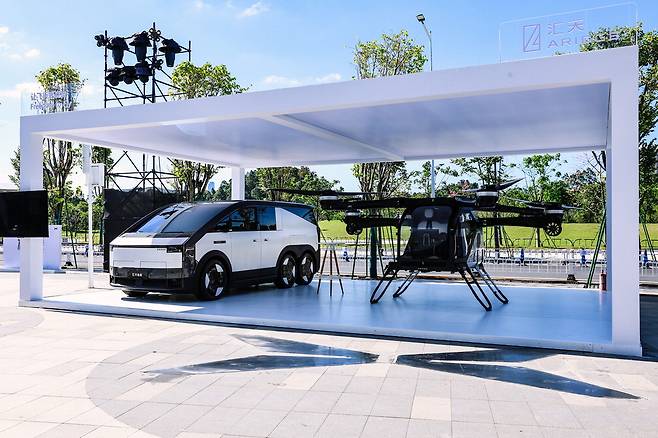 지난 5일 중국 광둥성 광저우에서 열린 '2025 AI 데이' 행사에서 샤오펑이 분리형 플라잉카 '육지항모'(오른쪽)를 공개했다. 육지항모는 4인승 6륜 전기차 위에 2인승 수직이착륙기(eVTOL)를 결합한 구조로 약 5분 만에 분리와 결합이 가능하고, 공중에서는 최대 30분간 비행할 수 있다. 샤오펑은 내년부터 연간 1만대 규모로 양산할 계획이라고 밝혔다. 샤오펑