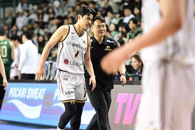 지옥의 11월 일정을 소화 중인 LG, 그들에게 최근 상승세를 달리고 있는 DB는 분명 쉽지 않은 상대였다. 그러나 잘 싸웠다. 단 한 가지 문제가 있다면 유기상의 부상이었다. 사진=KBL 제공