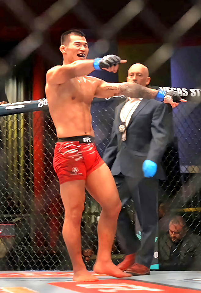 세계삼보선수권대회 컴뱃 부문 금메달리스트 고석현이 2025년 11월 미국 네바다주 엔터프라이즈 UFC on ESPN+ 121 제2경기 웰터급 5분×3라운드 종료 후 승리를 예감하며 기뻐하고 있다. 사진=TKO