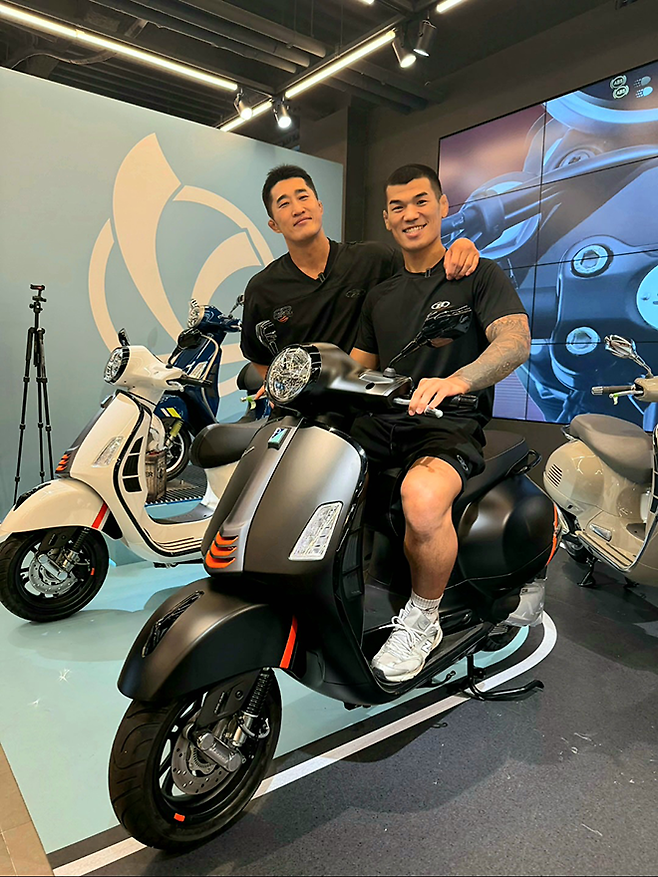 방송인 김동현이 2025년 6월 세계삼보선수권대회 컴뱃 부문 금메달리스트 고석현에게 오토바이를 선물로 준 다음 기념 촬영을 하고 있다. 대한민국 UFC 24호 파이터 고석현은 대한민국 UFC 1호 파이터 ‘스턴건’ 김동현의 종합격투기 제자이자 후배다. 사진@ko.seokhyeon