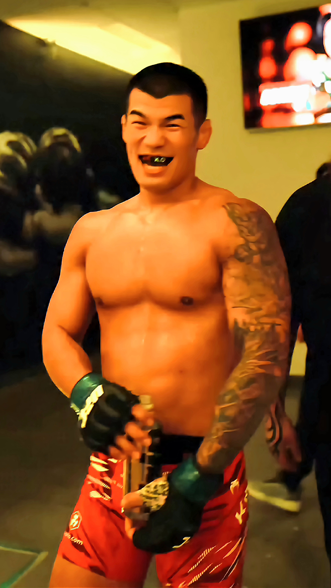 세계삼보선수권대회 컴뱃 부문 금메달리스트 고석현이 2025년 11월 미국 네바다주 엔터프라이즈 UFC on ESPN+ 121 제2경기 웰터급 5분×3라운드 승리 후 즐겁게 퇴장하고 있다. 사진=TKO