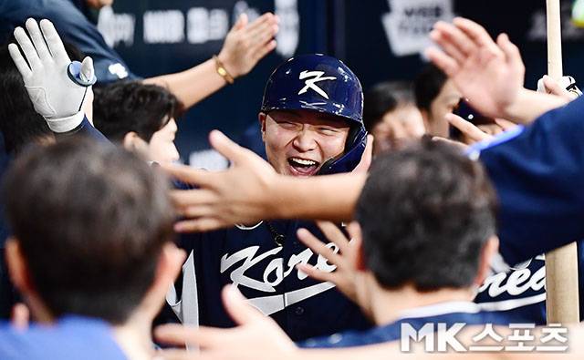 9일 오후 서울 고척스카이돔에서 ‘2025 NAVER K-BASEBALL SERIES’ 한국과 체코의 평가전이 열렸다. 9회초 무사 1루에서 대표팀 이재원이 쐐기 투런홈런을 치고 더그아웃 동료들과 기쁨을 나누고 있다. 사진(고척 서울)=김영구 기자