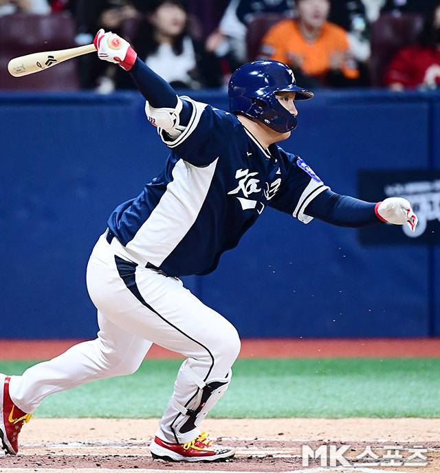 9일 오후 서울 고척스카이돔에서 ‘2025 NAVER K-BASEBALL SERIES’ 한국과 체코의 평가전이 열렸다. 3회초 1사 2, 3루에서 대표팀 문보경이 1루땅볼로 선취점을 올리고 있다. 사진(고척 서울)=김영구 기자