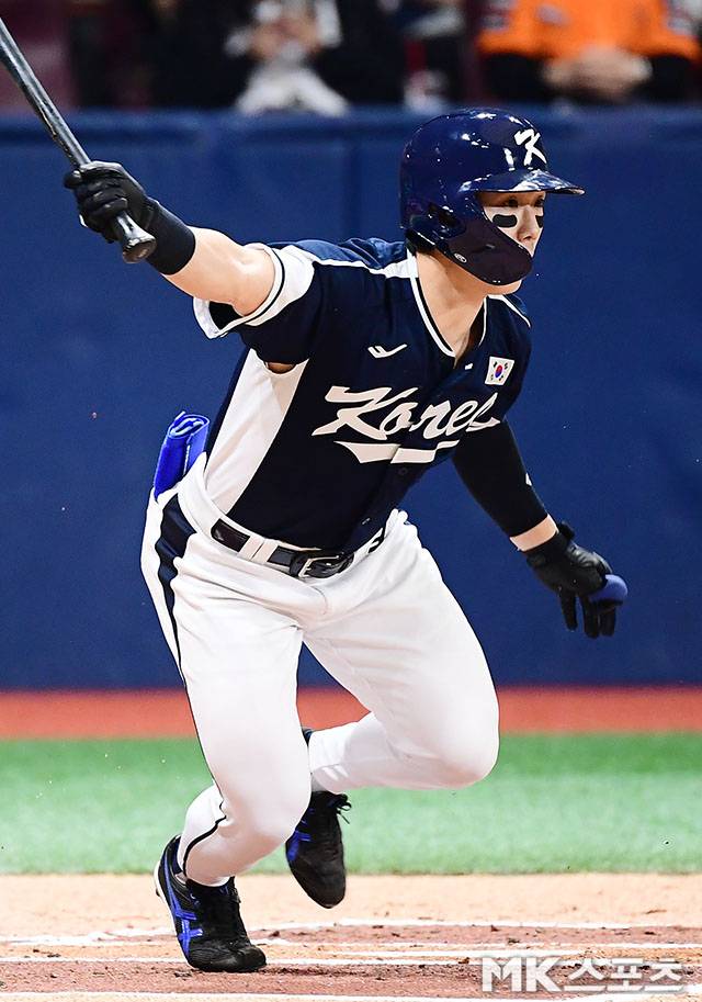 9일 오후 서울 고척스카이돔에서 ‘2025 NAVER K-BASEBALL SERIES’ 한국과 체코의 평가전이 열렸다. 2회초 2사 1, 2루에서 대표팀 김성윤이 2루 땅볼로 물러나고 있다. 사진(고척 서울)=김영구 기자