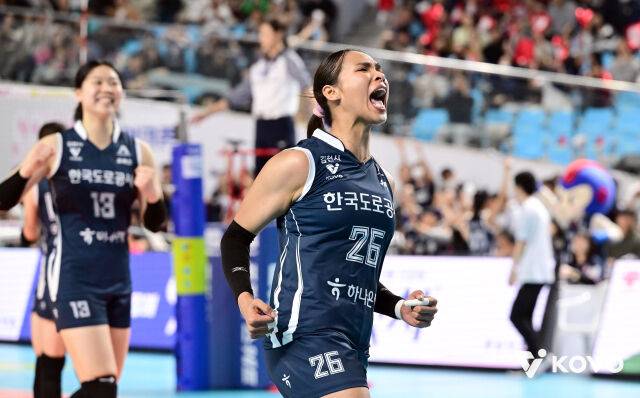 타나차와 모마가 승리의 주역이었다./KOVO