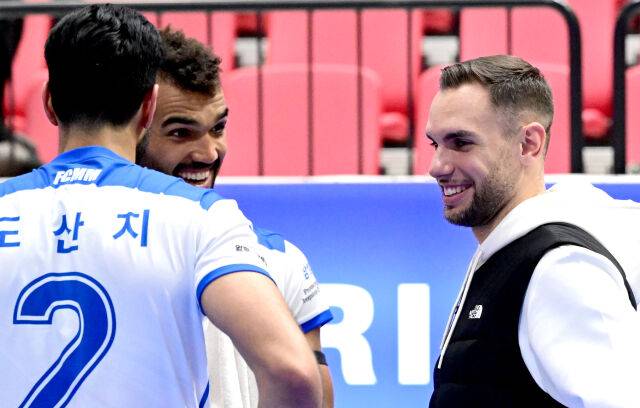 KB손해보험 비예나가 삼성화재 원정 경기를 본 뒤 아히와 이야기를 나누고 있다 / 한국배구연맹(KOVO)