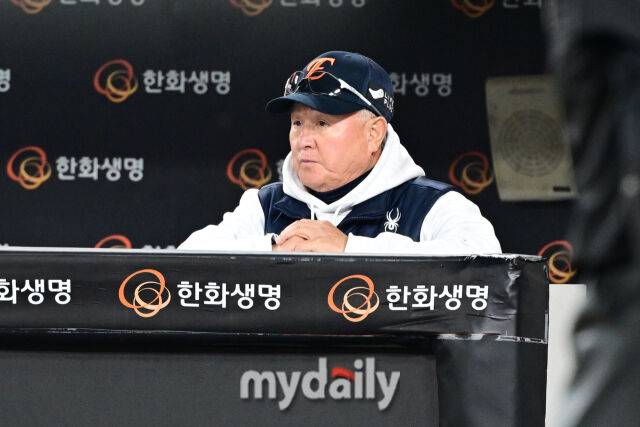 31일 오후 대전 한화생명 볼파크에서 진행된 '2025 신한 SOL Bank KBO 한국시리즈 5차전' LG트윈스-한화 이글스와의 경기. 한화 김경문 감독이 경기를 지켜보고 있다./마이데일리