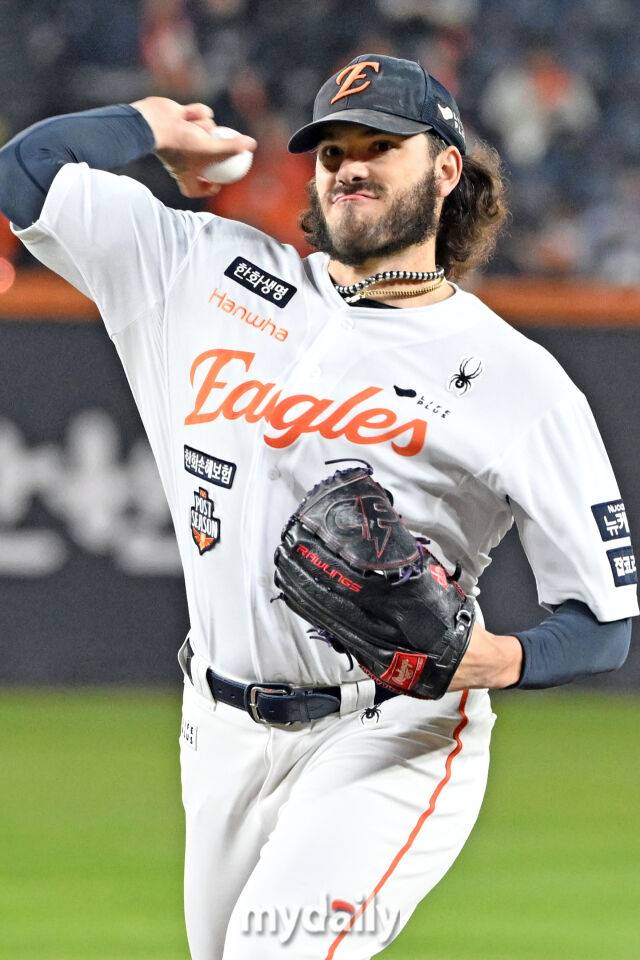 29일 대전 한화생명 볼파크 야구장에서 열린 '2025 신한 SOL 뱅크 KBO 한국시리즈 3차전' LG 트윈스와 한화 이글스 경기.한화 선발 폰세가 힘차게 투구하고 있다./마이데일리