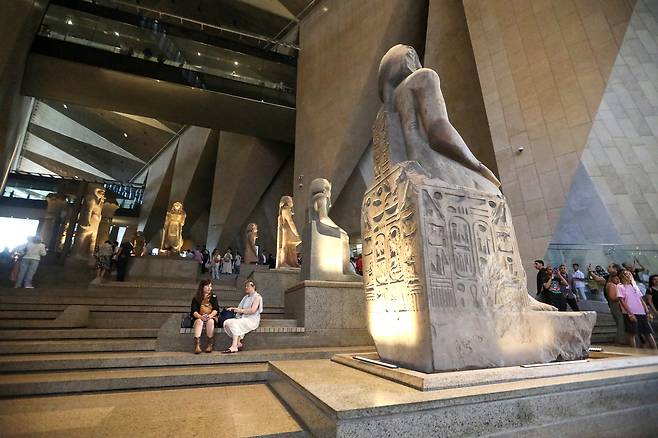 4일 이집트 기자 피라미드 인근 이집트 대박물관에 방문객들이 전시물을 관람하고 있다. [게티이미지]