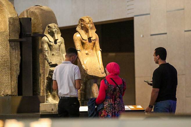 이집트 기자에서 개관한 이집트 대박물관에서 관람객들이 전시물을 구경하고 있다. [게티이미지]