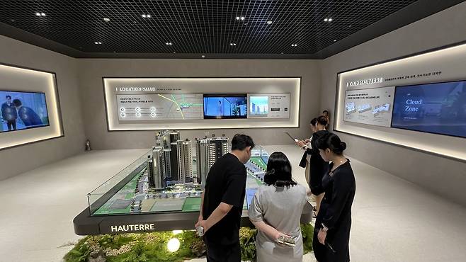 2025년 평당 분양가 1위 ‘오티에르 포레’ 청약 당시 견본주택의 모습. 윤성현 기자