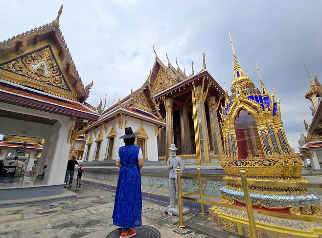 한국 태국 관계가 개선되면서 상호교류가 늘어날 조짐을 보인다. 사진은 태국 방콕왕궁에 나타난 갓쓴 한국 여행객, 사자보이즈 엉클.