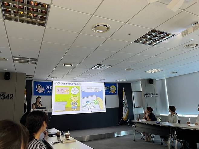 [서울=뉴시스] 김현정 한국마약퇴치운동본부 중독재활팀장은 최근 뉴시스와 서면인터뷰를 통해 "우리사회가 가장 먼저 바꿔야 할 인식은 바로, 마약류 중독을 개인의 '도덕적 실패'나 '의지 부족'이 아닌,  전문가의 지원과 도움이 필요한 '질병'임을 받아들이는 것"이라고 밝혔다. 사진은 한국마약퇴치운동본부 중독재활팀에서 진행한 한걸음센터 홍보 콘텐츠 공모전 시상식식 모습. (사진=한국마약퇴지운동본부 제공) 2025.11.07. photo@newsis.com *재판매 및 DB 금지