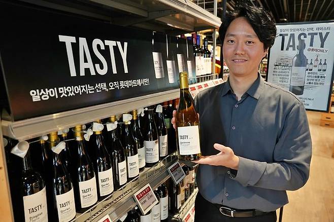 [서울=뉴시스]  롯데마트·슈퍼는 올해 연말 홈파티 시즌을 겨냥해 가성비 브랜드 '테이스티(TASTY)' 와인 3종을 신규 출시해 선보인다고 9일 밝혔다.(사진=롯데쇼핑 제공) *재판매 및 DB 금지