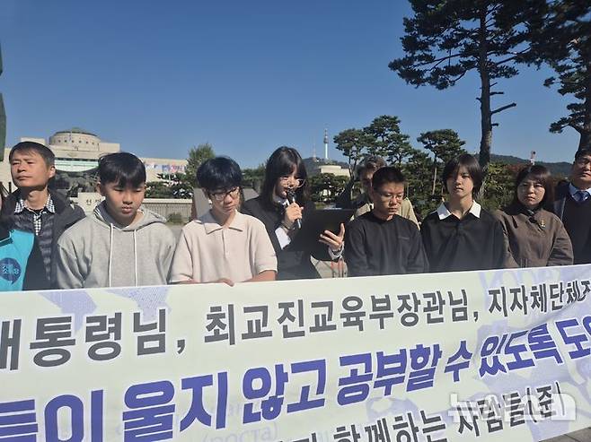 [서울=뉴시스] 이윤석 수습기자 = 28일 오전 서울 용산구 대통령실 앞에서 안산 이주민시민연대사회적협동조합 대안학교 고려인 학생들과 시민단체 관계자들이 기자회견을 열고 있다. 2025.10.28. leeys@newsis.com