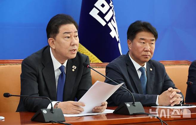 [서울=뉴시스] 김금보 기자 = 김병기 더불어민주당 원내대표가 9일 오전 서울 여의도 국회에서 열린 국정감사 종합평가 및 11월 국회 운영 관련 기자간담회에서 발언을 하고 있다. 2025.11.09. kgb@newsis.com