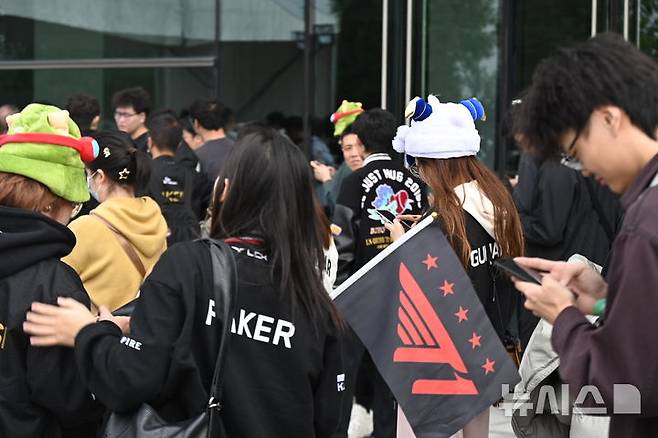 [청두(중국)=뉴시스] 윤정민 기자 = 9일 오후 중국 청두 동안호 스포츠파크 다목적체육관 앞에서 '2025 리그 오브 레전드(LoL) 월드 챔피언십'을 관람하기 위해 LoL 팬들이 입장 대기하고 있다. 2025.11.09. alpaca@newsis.com