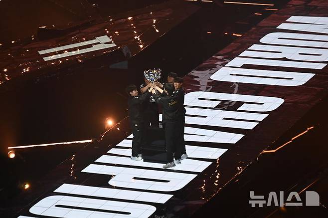 [청두(중국)=뉴시스] 윤정민 기자 = 9일 오후 중국 청두 동안호 스포츠파크 다목적체육관에서 열린 '2025 리그 오브 레전드(LoL) 월드 챔피언십' 결승전에서 T1이 KT 롤스터를 상대로 세트 스코어 3대 2로 꺾고 대회 우승을 차지했다. 2025.11.09. alpaca@newsis.com