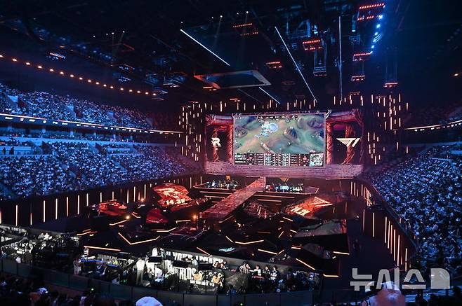 [청두(중국)=뉴시스] 윤정민 기자 = 9일 오후 중국 청두 동안호 스포츠파크 다목적체육관에서 열린 '2025 리그 오브 레전드(LoL) 월드 챔피언십' 결승전이 열렸다. 2025.11.09. alpaca@newsis.com