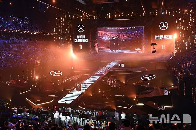 [청두(중국)=뉴시스] 윤정민 기자 = 9일 오후 중국 청두 동안호 스포츠파크 다목적체육관에서 열린 '2025 리그 오브 레전드(LoL) 월드 챔피언십' 결승전에서 T1이 KT 롤스터를 상대로 세트 스코어 3대 2로 꺾고 대회 우승을 차지했다. 2025.11.09. alpaca@newsis.com