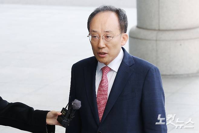 국회의 계엄 해제 표결을 방해한 의혹을 받는 국민의힘 전 원내대표 추경호 의원이 30일 오전 서울 서초구 서울고검에 마련된 조은석 내란특별검사팀 사무실에 피의자 신분으로 출석하고 있다. 류영주 기자