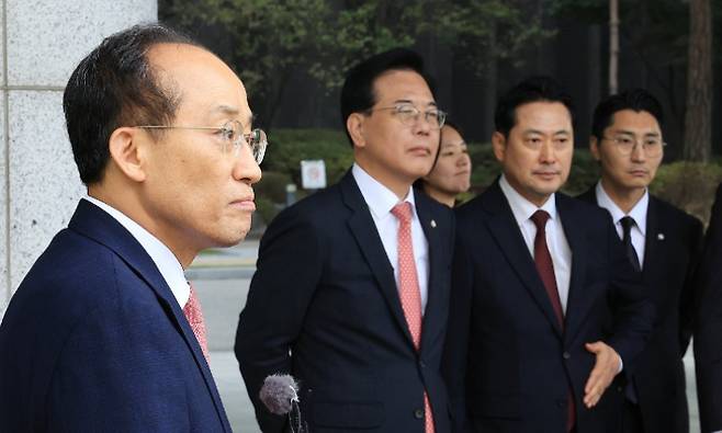 국민의힘 추경호 전 원내대표가 31일 서울 서초구 서울고검에 마련된 조은석 내란특별검사팀 사무실에서 조사를 마치고 장동혁 대표, 송언석 원내대표 등의 마중을 받으며 나와 기자의 질문에 답하고 있다. 연합뉴스