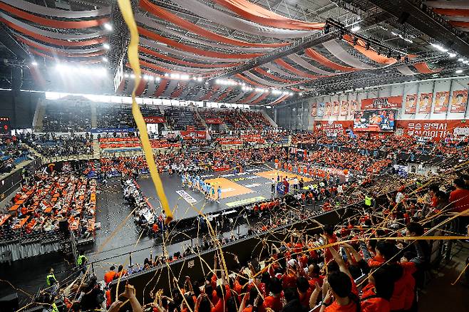 OK저축은행 홈 개막전 행사 모습. OK저축은행