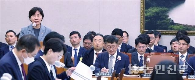 국회 농림축산식품해양수산위원회는 7일 서울 국회에서 전체회의를 열어 농업예산안 등을 상정하고 대체 토론을 진행했다. 송미령 농림축산식품부 장관(앞줄 왼쪽)이 법률안에 대해 제안설명을 하고 있다. 김병진 기자