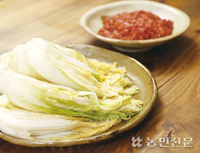 절임배추와 양념을 준비한다.