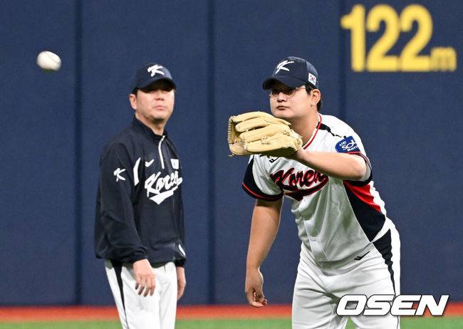 [OSEN=고척, 조은정 기자]류지현 감독이 이끄는 야구 대표팀이 4일 고척스카이돔에서 훈련을 진행했다.대표팀은 오는&nbsp;8일과 9일&nbsp;고척스카이돔에서 열리는 2025 K-베이스볼 시리즈 체코 대표팀과의 2경기를 시작으로&nbsp;15일과 16일 양일에 걸쳐 도쿄돔에서 일본 대표팀과 2경기를 치른다.&nbsp; 야구대표팀 김서현이 훈련을 하고 있다. 2025.11.04 /cej@osen.co.kr