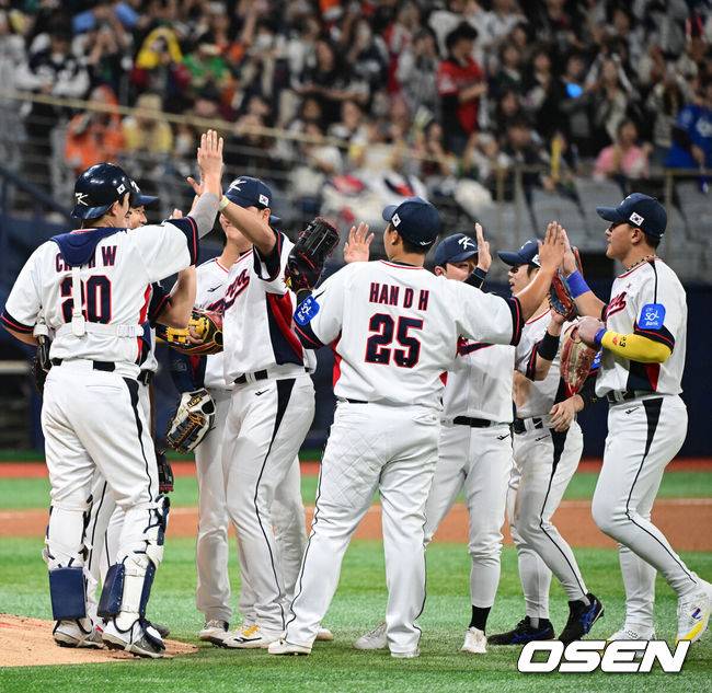 [OSEN=고척, 조은정 기자]류지현 감독이 이끄는 한국 대표팀이 체코 대표팀과 평가전에서 승리했다.&nbsp;한국 대표팀은 8일 서울 고척스카이돔에서 열린 ‘2025 NAVER K-BASEBALL SERIES’ 체코와 평가전에서 철벽 마운드를 앞세워 3-0으로 승리했다. 대표팀 영건 마운드는 탈삼진 17개를 잡아내며 3피안타 완봉승을 합작했다.&nbsp;대한민국이 승리를 기뻐하고 있다. 2025.11.08 /cej@osen.co.kr