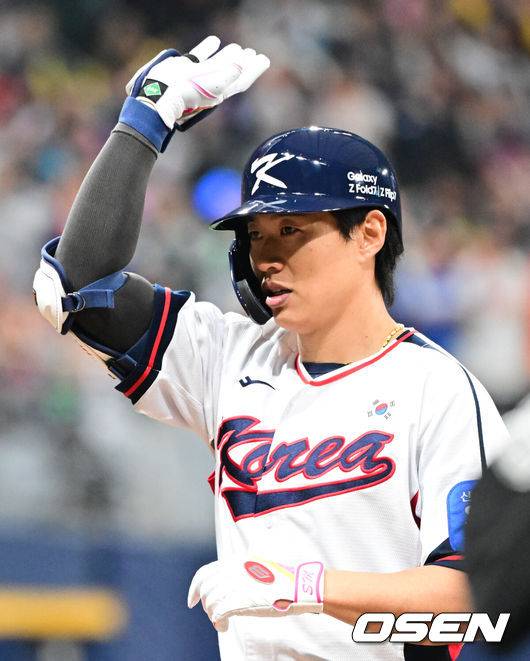 [OSEN=고척, 조은정 기자]8일 서울 구로구 고척스카이돔에서 ‘2025 NAVER K-BASEBALL SERIES’ 대한민국 야구 대표팀과 체코 야구 대표팀의 경기가 열렸다.&nbsp;1회말 1사 3루 한국 송성문이 선제 적시타를 날린 뒤 기뻐하고 있다. 2025.11.08 /cej@osen.co.kr