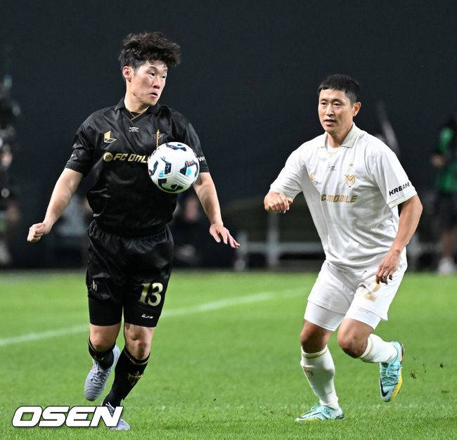 [OSEN=서울월드컵경기장, 이대선 기자] 14일 오후 서울월드컵경기장에서 '2025&nbsp;아이콘매치:&nbsp;창의 귀환,&nbsp;반격의 시작’ 경기가 열렸다.2025 아이콘매치는 넥슨 축구 게임 ‘FC 온라인’과 ‘FC 모바일’의 전설적 은퇴 선수들이 한국 경기장에서 펼치는 특별 경기다. 올해는 베일, 제라드, 카시야스가 새롭게 합류하고 아르센 벵거와 라파엘 베니테스 감독이 지략 대결을 펼친다.후반 스피어 박지성과 실드 이영표가 볼다툼을 하고 있다. 2025.09.14 /sunday@osen.co.kr