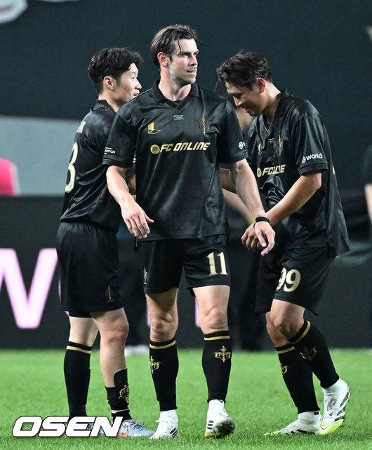 [OSEN=서울월드컵경기장, 이대선 기자] 이번에도 방패가 창을 부러뜨렸다.&nbsp;2025년에도 아이콘 매치의 승자는&nbsp;실드 유나이티드(수비수팀)가 됐다.실드 유나이티드는&nbsp;14일 오후 7시 30분&nbsp;서울월드컵기장에서 열린&nbsp;'2025&nbsp;아이콘 매치: 창의 귀환, 반격의 시작'에서 맞붙고 있다.'FC 스피어(공격수팀)'에 2-1 역전승을 거뒀다. 지난해&nbsp;4-1&nbsp;승리에 이어 이번에도 승자가 됐다.경기 종료 후 스피어 박지성이 구자철과 인사를 나누고 있다. 2025.09.14 /sunday@osen.co.kr