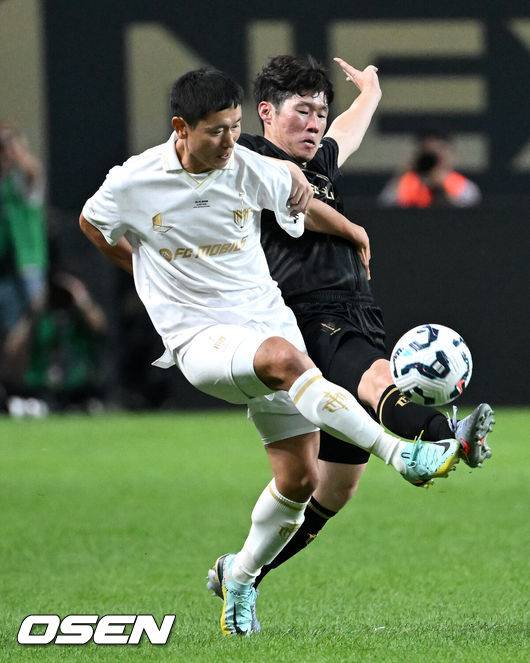 [OSEN=서울월드컵경기장, 이대선 기자] 14일 오후 서울월드컵경기장에서 '2025&nbsp;아이콘매치:&nbsp;창의 귀환,&nbsp;반격의 시작’ 경기가 열렸다.2025 아이콘매치는 넥슨 축구 게임 ‘FC 온라인’과 ‘FC 모바일’의 전설적 은퇴 선수들이 한국 경기장에서 펼치는 특별 경기다. 올해는 베일, 제라드, 카시야스가 새롭게 합류하고 아르센 벵거와 라파엘 베니테스 감독이 지략 대결을 펼친다.전반 스피어 박지성과 실드 이영표가 볼다툼을 하고 있다. 2025.09.14 /sunday@osen.co.kr