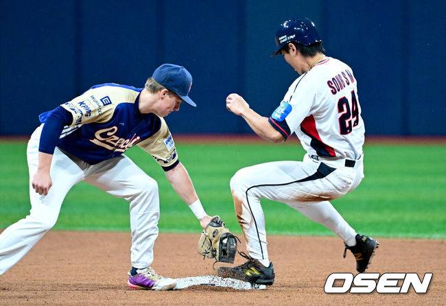 [OSEN=고척, 조은정 기자]8일 서울 구로구 고척스카이돔에서 ‘2025 NAVER K-BASEBALL SERIES’ 대한민국 야구 대표팀과 체코 야구 대표팀의 경기가 열렸다.한국은&nbsp;8일과 9일 2025 K-베이스볼 시리즈 체코 대표팀과의 2경기를 시작으로&nbsp;15일과 16일 양일에 걸쳐 도쿄돔에서 일본 대표팀과 2경기를 치른다.&nbsp;1회말 1사 1루 한국 송성문이 2루 도루에 성공하고 있다. 2025.11.08 /cej@osen.co.kr