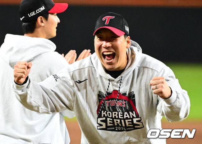 [OSEN=대전, 지형준 기자] 프로야구 LG 트윈스가 9회에만 6점을 올리는 극적인 역전승을 거뒀다. LG는 30일 대전 한화생명볼파크에서 열린 2025 신한 SOL뱅크 KBO 한국시리즈 4차전 한화 이글스와의 경기에서 7-4로 승리했다. 이날 승리로 LG는 시리즈 전적 3승 1패를 선점했다. 한국시리즈 우승까지는 단 1승 남았다.&nbsp;경기를 마치고 LG 김현수가 포효하고 있다. 2025.10.30 /jpnews@osen.co.kr