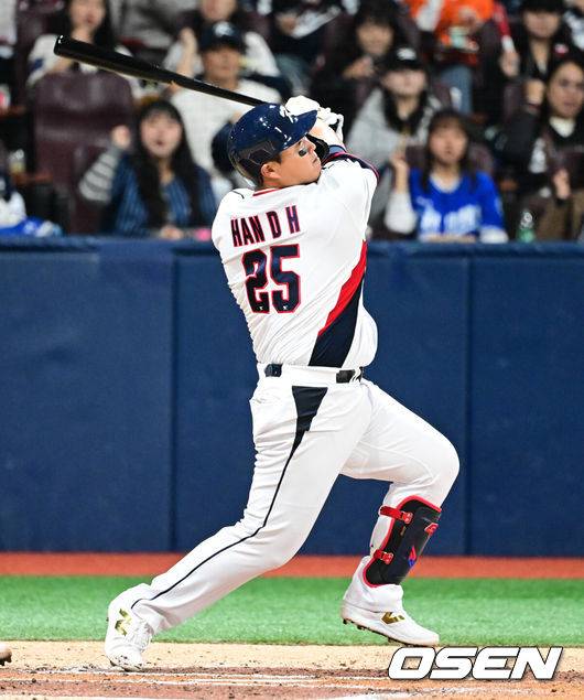 [OSEN=고척, 조은정 기자]8일 서울 구로구 고척스카이돔에서 ‘2025 NAVER K-BASEBALL SERIES’ 대한민국 야구 대표팀과 체코 야구 대표팀의 경기가 열렸다.한국은&nbsp;8일과 9일 2025 K-베이스볼 시리즈 체코 대표팀과의 2경기를 시작으로&nbsp;15일과 16일 양일에 걸쳐 도쿄돔에서 일본 대표팀과 2경기를 치른다.&nbsp;2회말 한국 선두타자 한동희가 2루타를 날리고 있다. 2025.11.08 /cej@osen.co.kr