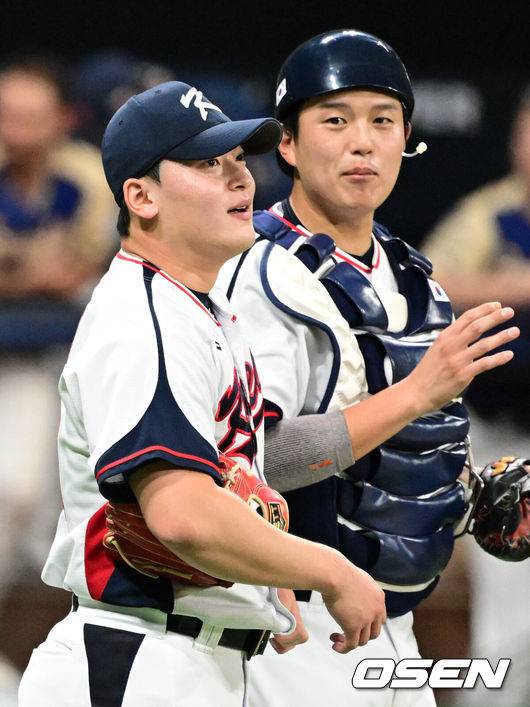 [OSEN=고척, 조은정 기자]류지현 감독이 이끄는 한국 대표팀이 체코 대표팀과 평가전에서 승리했다.&nbsp;한국 대표팀은 8일 서울 고척스카이돔에서 열린 ‘2025 NAVER K-BASEBALL SERIES’ 체코와 평가전에서 철벽 마운드를 앞세워 3-0으로 승리했다. 대표팀 영건 마운드는 탈삼진 17개를 잡아내며 3피안타 완봉승을 합작했다.&nbsp;한국 조병현, 조형우가 승리를 기뻐하고 있다. 2025.11.08 /cej@osen.co.kr